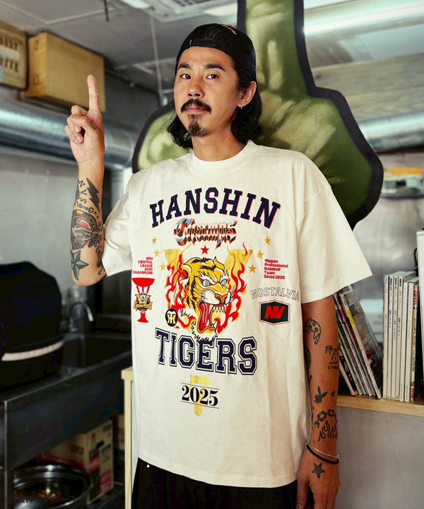【先行予約】阪神タイガース × NOSTALVIA (ノスタルヴィア) We are 7 times Champion / ウィー アーセブンタイムズチャンピオン Tシャツ【ポイントアップ対象外】